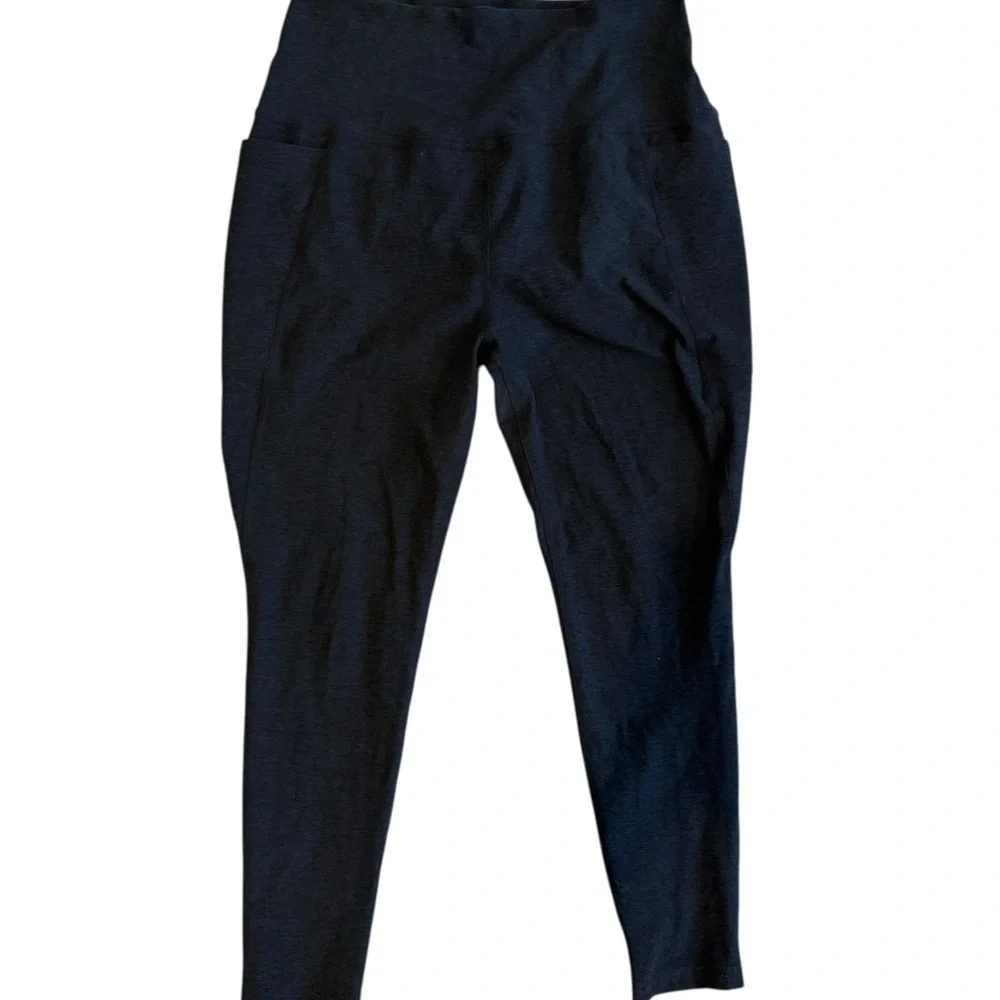 Beyond Yoga Cropped Leggings
Size XL | Charcoal Heather | 23” Inseam - Picture 2 of 4